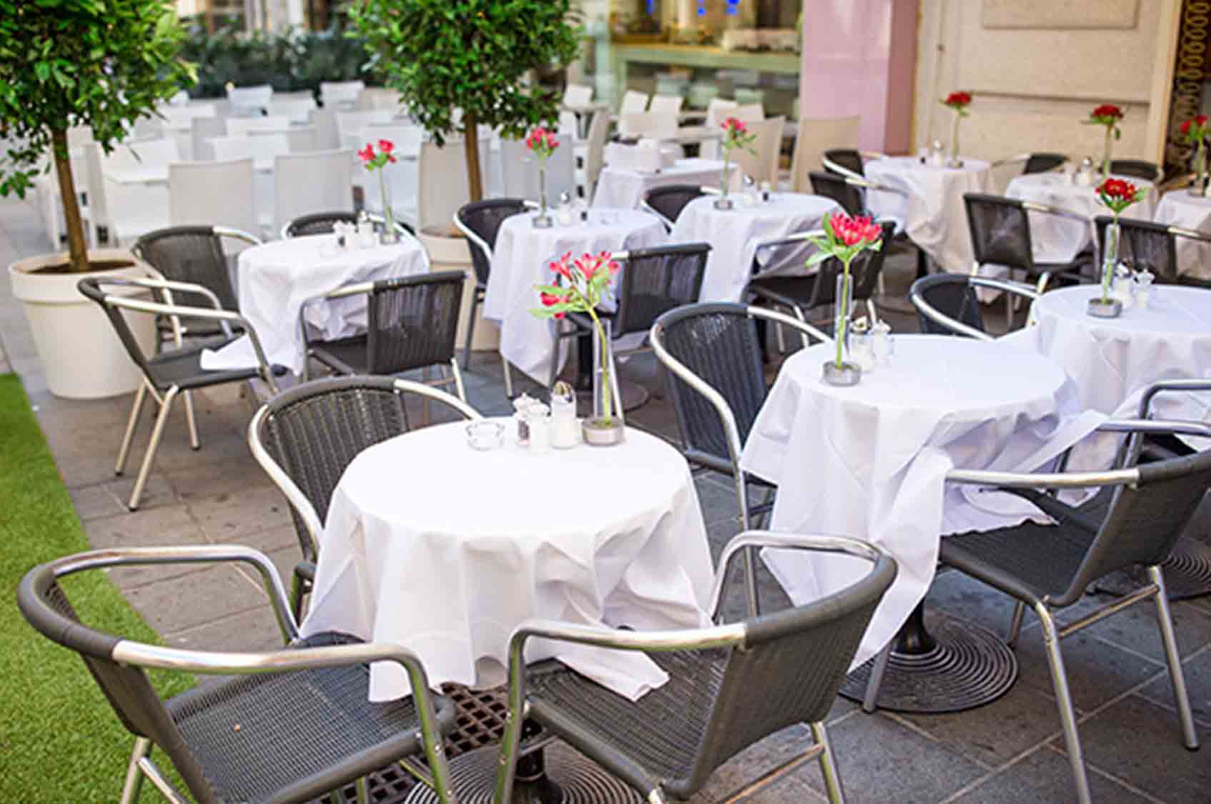 Mobiliario para terrazas de restaurantes: tipos y estilos que funcionan